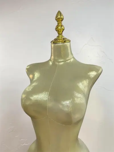 Mannequin doré pouffe V34 1