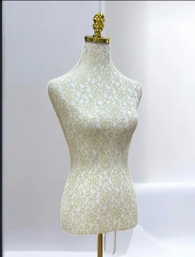Demi Mannequin moulage R67 2