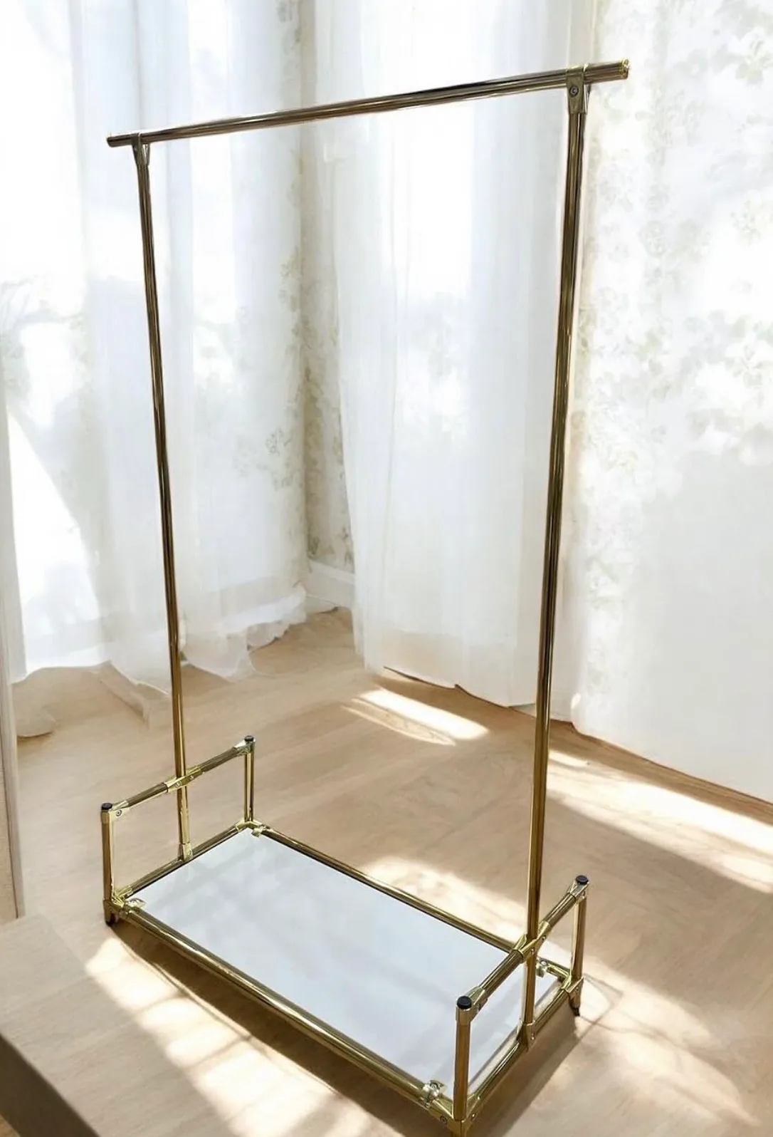 Portant Penderie Tube Doré Luxe avec Base Étagère - Photo 1